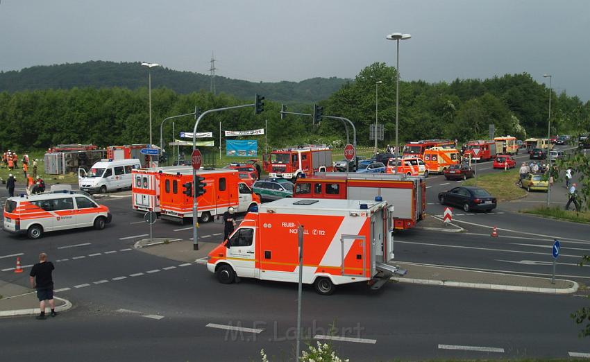 Schwerer Unfall mit Reisebus Lohmar Donrather Dreieck P327.JPG